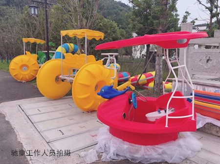 重慶景區(qū)腳踏船